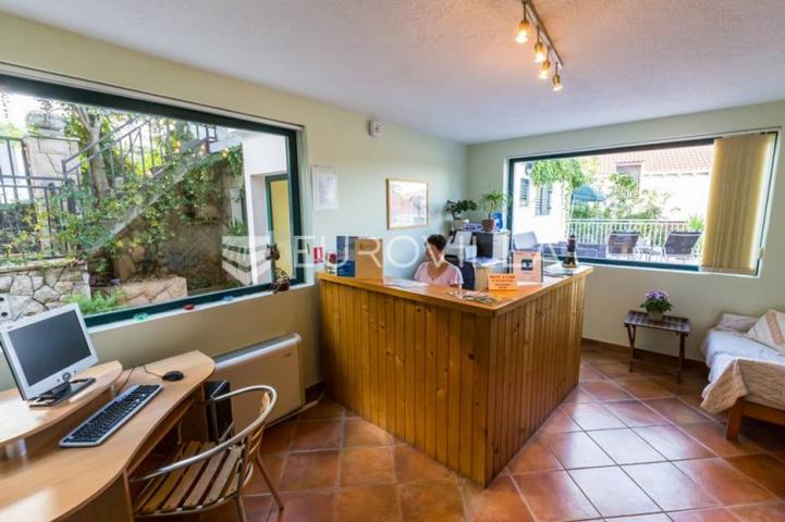 Cavtat, Vila s 14 apartmana 252 m2