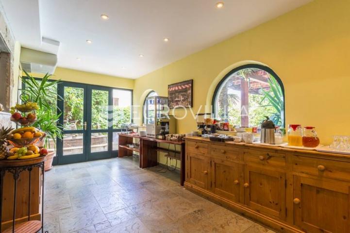 Cavtat, Vila s 14 apartmana 252 m2