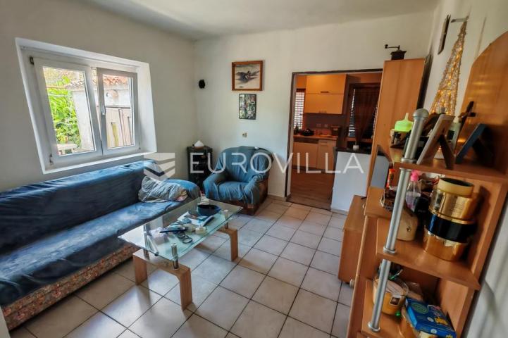 Pula, Kaštanjer, kuća u nizu 149.24 m², prilika za investitore, TOP lokacija