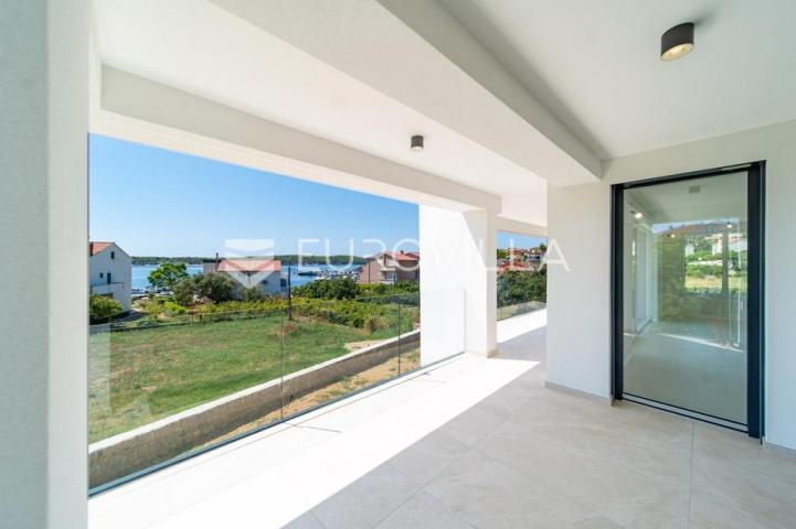 Otok Rab, Barbat, moderan trosoban stan 107 m², pogled na more