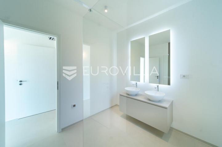 Otok Rab, Barbat, moderan trosoban stan 107 m², pogled na more