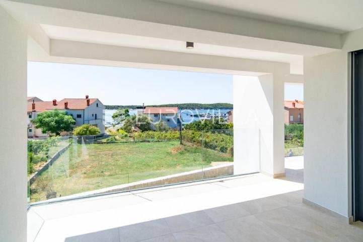 Otok Rab, Barbat, moderan trosoban stan 107 m², pogled na more