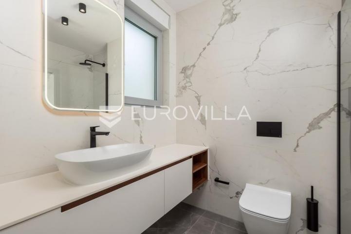 Opatija, trosoban stan 105 m² u novogradnji