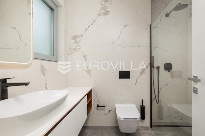 Opatija, trosoban stan 105 m² u novogradnji