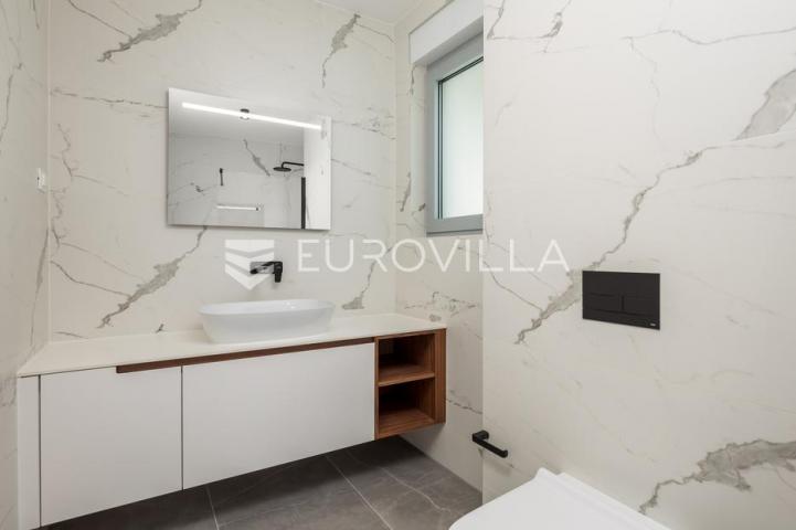 Opatija, trosoban stan 105 m² u novogradnji