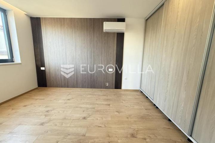Istra, Medulin, dvosobni stan novogradnje na neponovljivoj lokaciji, 1. kat, 53 m², 50m od mora