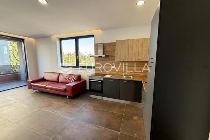Istra, Medulin, dvosobni stan novogradnje na neponovljivoj lokaciji, 1. kat, 53 m², 50m od mora
