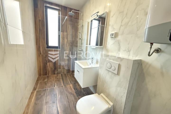 Istra, Medulin, dvosobni stan novogradnje na neponovljivoj lokaciji, 1. kat, 53 m², 50m od mora