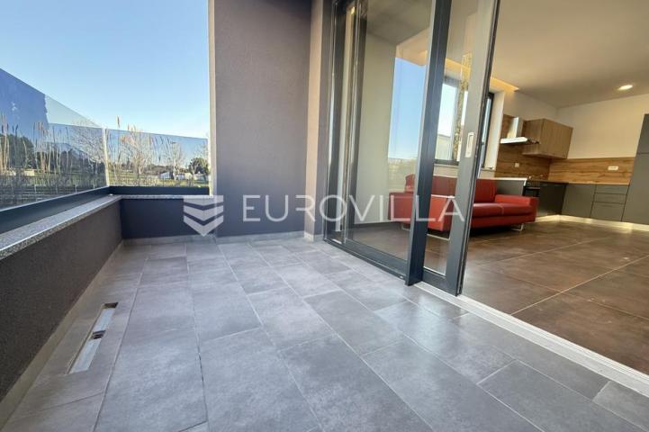 Istra, Medulin, dvosobni stan novogradnje na neponovljivoj lokaciji, 1. kat, 53 m², 50m od mora
