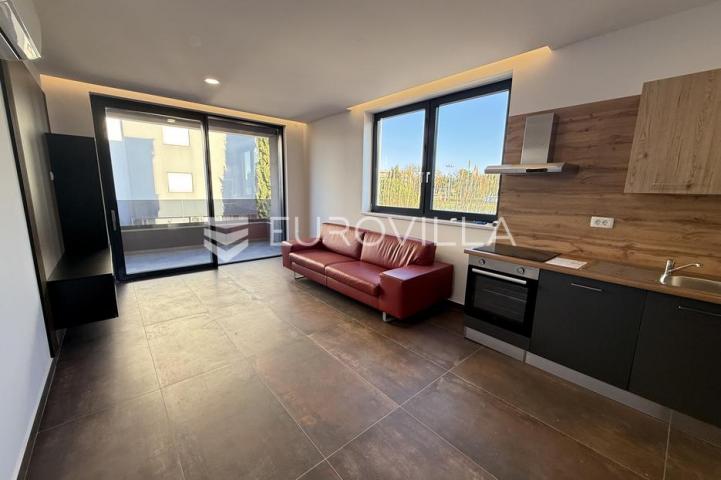 Istra, Medulin, dvosobni stan novogradnje na neponovljivoj lokaciji, 1. kat, 53 m², 50m od mora