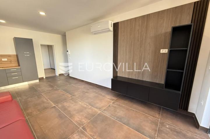 Istra, Medulin, dvosobni stan novogradnje na neponovljivoj lokaciji, 1. kat, 53 m², 50m od mora
