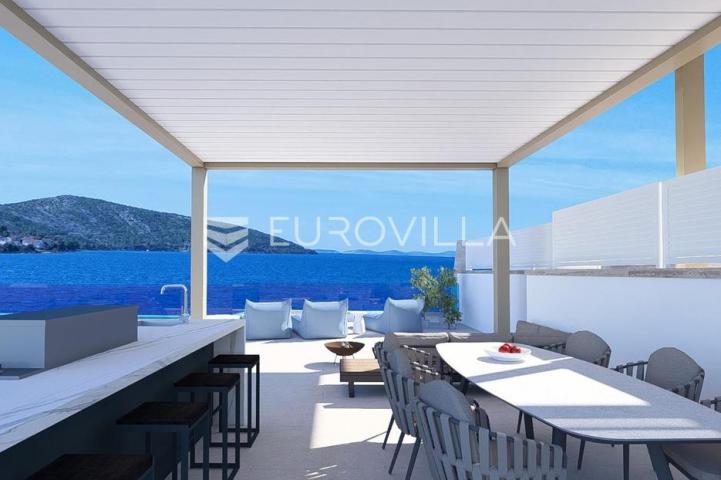 Grebaštica, luksuzan penthouse s krovnom terasom s bazenom i pogledom na more