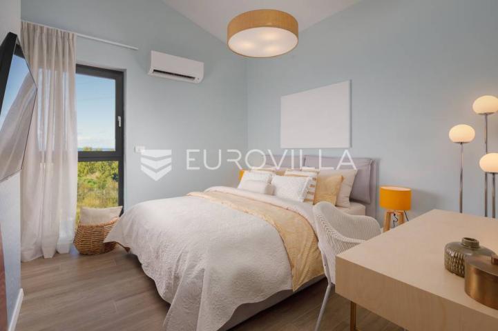 Poreč, kuća B3 u nizu 117 m2, moderan stambeni projekt, mogućnost bazena, pogled na more
