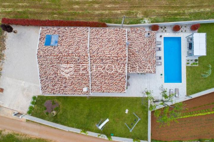Barban, moderna prizemnica s bazenom