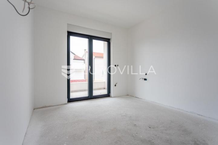 Vodice, prostran dvosoban stan, 112,61 m²