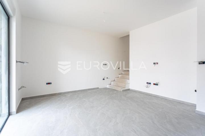 Vodice, prostran dvosoban stan, 112,61 m²