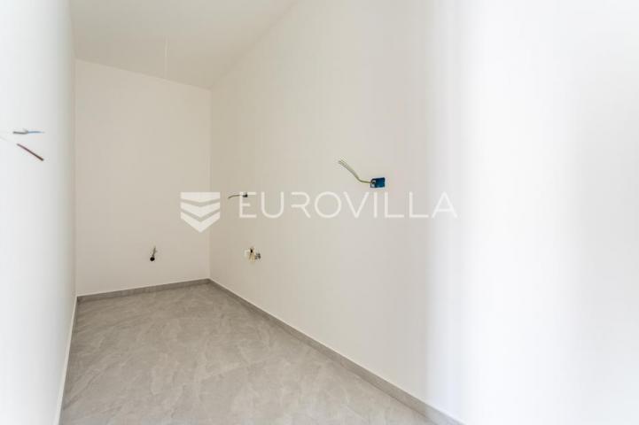 Vodice, prostran dvosoban stan, 112,61 m²