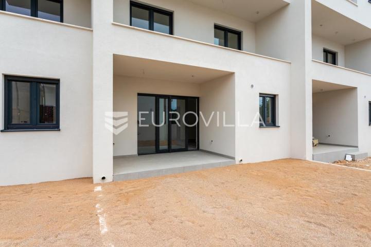 Vodice, prostran dvosoban stan, 112,61 m²