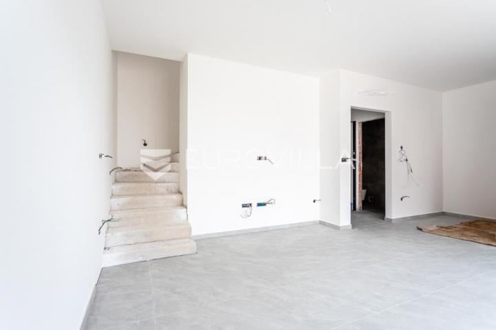 Vodice, prostran dvosoban stan, 112,61 m²