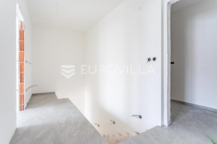 Vodice, prostran dvosoban stan, 112,61 m²
