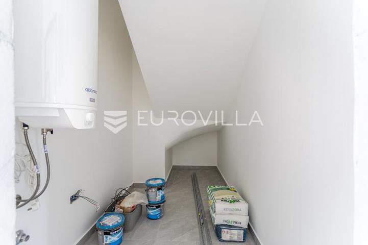 Vodice, prostran dvosoban stan, 112,61 m²