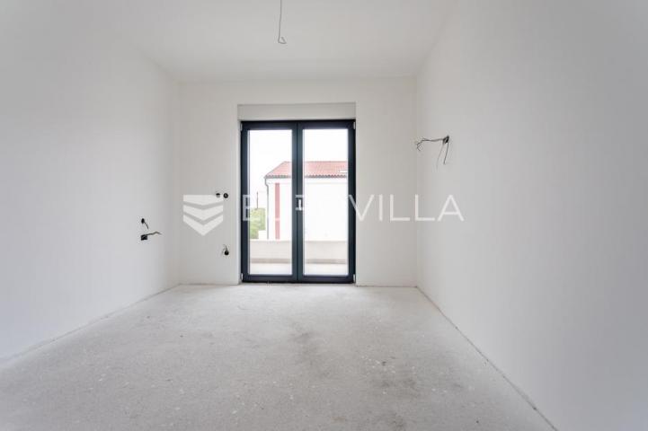 Vodice, prostran dvosoban stan, 112,61 m²