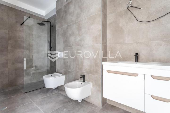 Vodice, prostran dvosoban stan, 112,61 m²