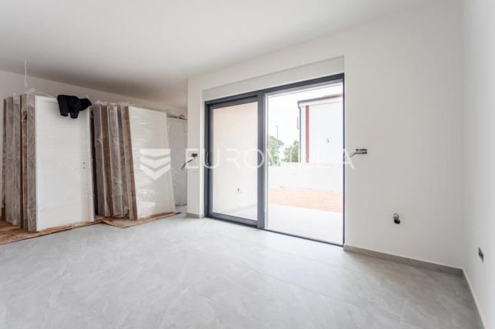 Vodice, prostran dvosoban stan, 112,61 m²