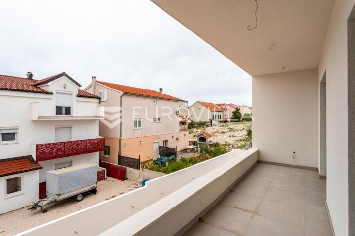 Vodice, prostran dvosoban stan, 112,61 m²