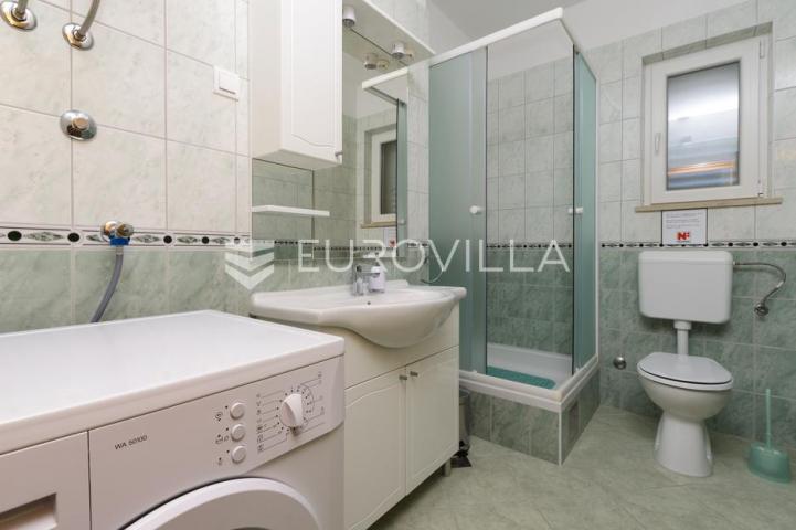 Blace, prvi red do mora, stambena zgrada 