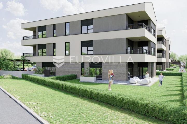 Istra, Fažana, luksuzan četverosoban stan 106.76 m², vrt 186.70 m², 1.2km od mora, zatvoreni komplek