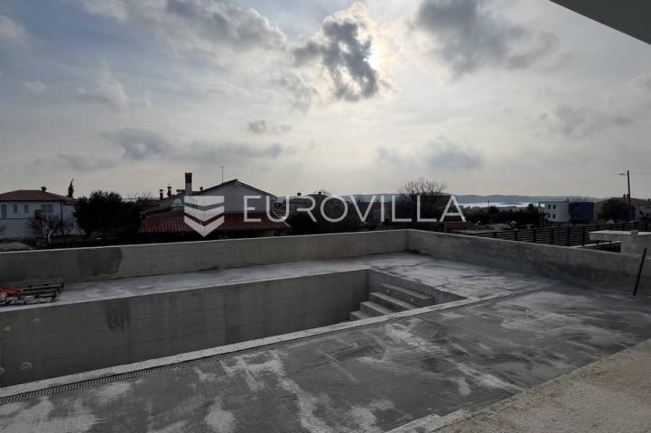 Istra, Medulin kuća s bazenom nedovršena, pogled na more
