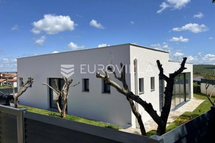 Istra, Rovinjsko selo, luksuzna prizemnica veličine 218m2 s bazenom, jacuzzijem i saunom