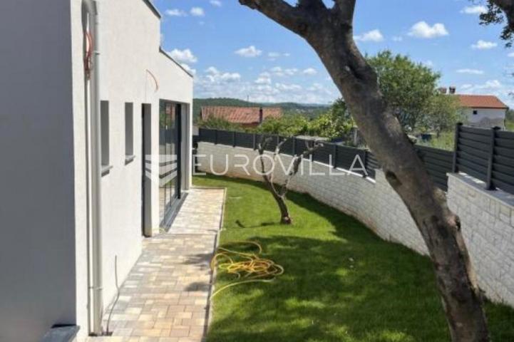 Istra, Rovinjsko selo, luksuzna prizemnica veličine 218m2 s bazenom, jacuzzijem i saunom