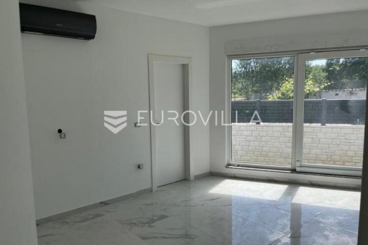 Istra, Rovinjsko selo, luksuzna prizemnica veličine 218m2 s bazenom, jacuzzijem i saunom
