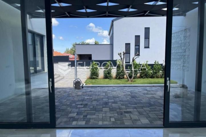 Istra, Rovinjsko selo, luksuzna prizemnica veličine 218m2 s bazenom, jacuzzijem i saunom