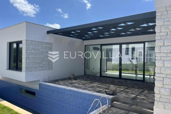 Istra, Rovinjsko selo, luksuzna prizemnica veličine 218m2 s bazenom, jacuzzijem i saunom