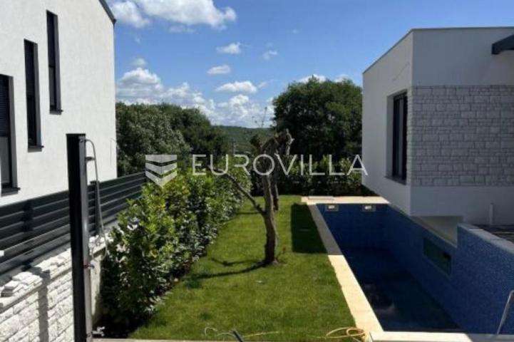 Istra, Rovinjsko selo, luksuzna prizemnica veličine 218m2 s bazenom, jacuzzijem i saunom