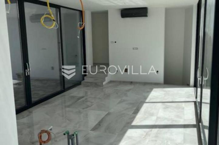 Istra, Rovinjsko selo, luksuzna prizemnica veličine 218m2 s bazenom, jacuzzijem i saunom