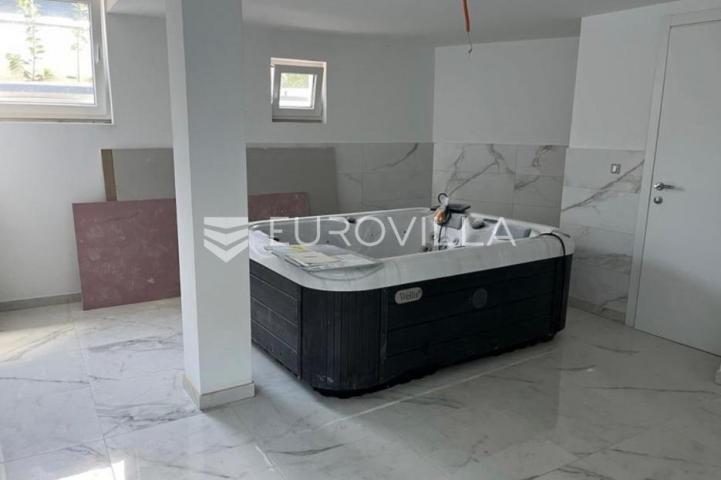 Istra, Rovinjsko selo, luksuzna prizemnica veličine 218m2 s bazenom, jacuzzijem i saunom