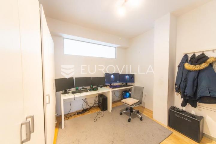 Osijek, Novi grad, 4 sobe Penthouse 166 m² s garažom i liftom (moguće poslovni)