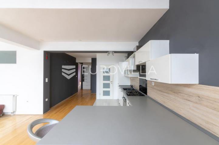 Osijek, Novi grad, 4 sobe Penthouse 166 m² s garažom i liftom (moguće poslovni)