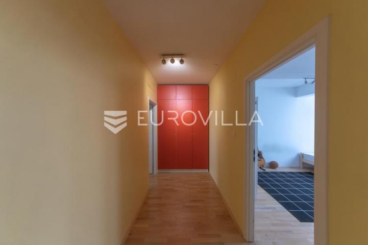 Osijek, Novi grad, 4 sobe Penthouse 166 m² s garažom i liftom (moguće poslovni)