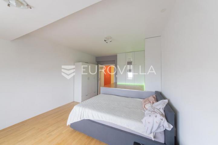 Osijek, Novi grad, 4 sobe Penthouse 166 m² s garažom i liftom (moguće poslovni)