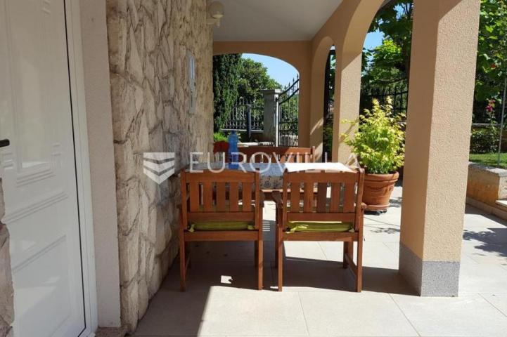 Istra, Medulin, Banjole kvalitetna samostojeća kuća sa 6 stanova 360 m² u blizini mora