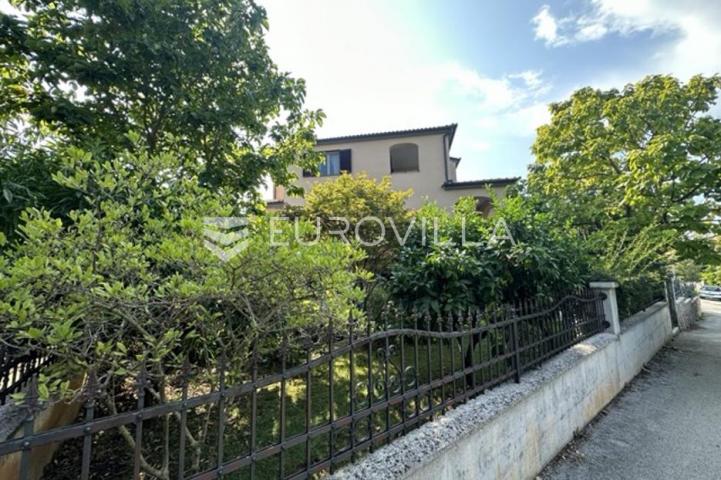 Istra, Medulin, Banjole kvalitetna samostojeća kuća sa 6 stanova 360 m² u blizini mora