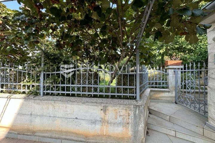 Istra, Medulin, Banjole kvalitetna samostojeća kuća sa 6 stanova 360 m² u blizini mora