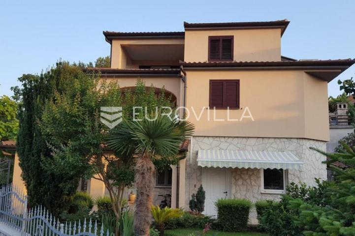 Istra, Medulin, Banjole kvalitetna samostojeća kuća sa 6 stanova 360 m² u blizini mora