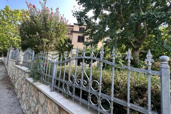 Istra, Medulin, Banjole kvalitetna samostojeća kuća sa 6 stanova 360 m² u blizini mora