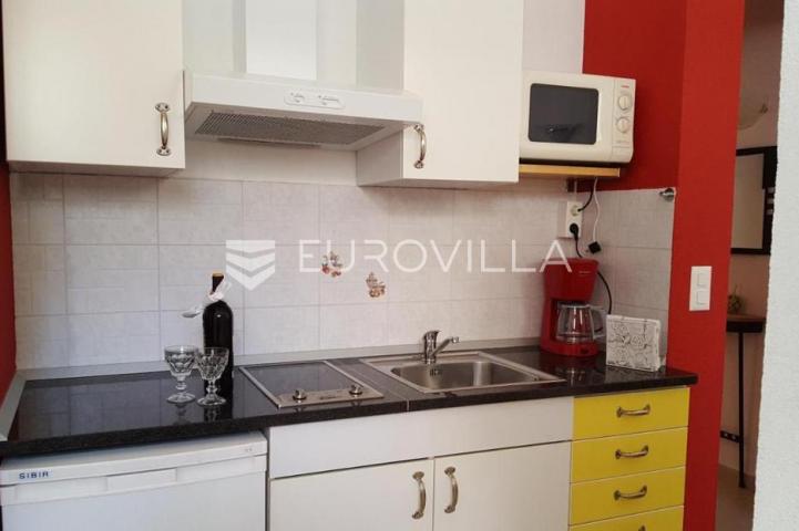 Istra, Medulin, Banjole kvalitetna samostojeća kuća sa 6 stanova 360 m² u blizini mora
